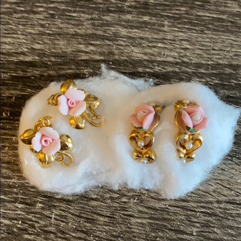 2 pairs of rose earrings
